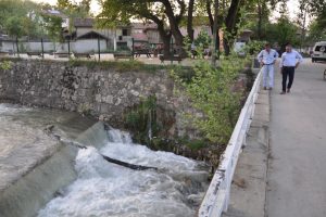 Bursa'da dereye d&uuml;şen 2 kişi son anda kurtarıldı