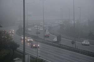 İstanbul g&uuml;ne sisle uyandı