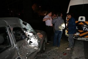 İstanbul'da trafik kazası: 3'&uuml; ağır 5 yaralı
