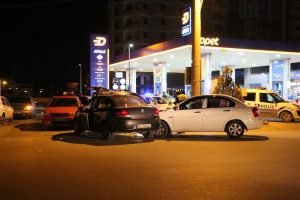 Kadın s&uuml;r&uuml;c&uuml;n&uuml;n aracına iki ara&ccedil; birden &ccedil;arptı