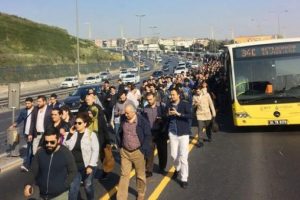 İstanbul'da metrob&uuml;s arızası: Seferler durdu