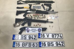 Bursa'da cephanelik gibi ara&ccedil; yakalandı, 3 kişi g&ouml;zaltına alındı