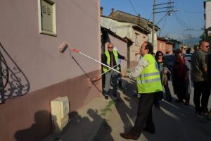 Bursa'da ellerine fır&ccedil;a alan protokol mensupları binaları boyadı