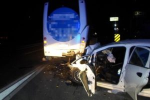 Yolcu otob&uuml;s&uuml;ne &ccedil;arpan otomobilde 2 arkadaş &ouml;ld&uuml;