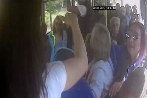 Halk otob&uuml;s&uuml;nde kadınların kavgası kamerada