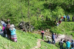 Yayla yolunca feci kaza: 4 &ouml;l&uuml;