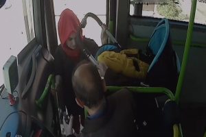 Halk otob&uuml;s&uuml;nde bebek arabası kavgası