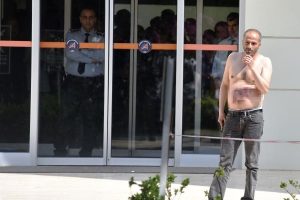 Tedavi edilmediği iddiasıyla kendini kesti