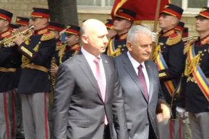 Başbakan Yıldırım Moldova'da resmi t&ouml;renle karşılandı