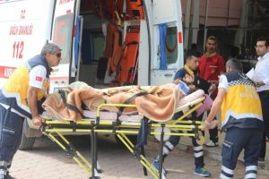 Suriye'deki &ccedil;atışmalarda yaralanan 5 kişi Kilis'e getirildi
