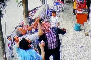 2 yaşındaki Elif'i havada yakalayıp kurtardılar