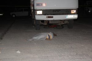 4 yaşındaki &ccedil;ocuk kamyonun altında can verdi