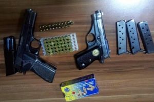 Ruhsatsız silah operasyonu; 4 g&ouml;zaltı