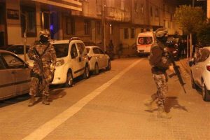 Gece yarısı &ccedil;atışma &ccedil;ıktı! 1 &ouml;l&uuml;