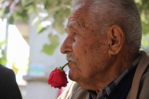 Bursa'da 59 yıldır ağzında g&uuml;lle dolaşıyor