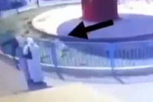 Salıncaktan savruldu, kadınların &uuml;zerine d&uuml;şt&uuml;