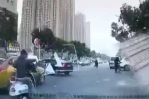 Metal plaka motosikletliye b&ouml;yle &ccedil;arptı
