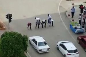 Kırmızı ışıkta 'birdirbir' oynadılar