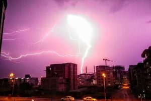 Bursa'da sağanak yağmur etkili oluyor! Şimşekler b&uuml;y&uuml;ledi