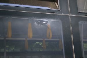 Kartsız yolcu otob&uuml;s&uuml; taşladı