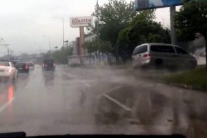 Bursa'da yağmurda kontrolden &ccedil;ıkan panelvan direğe b&ouml;yle &ccedil;arptı