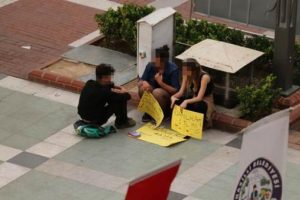 Kartona yazıp, 1 lira istediler: M&uuml;stehcenlikten ceza yediler