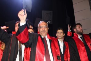 70 yaşında Hukuk Fak&uuml;ltesinden mezun oldu