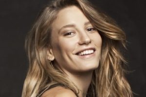 Takip&ccedil;isi istedi Serenay Sarıkaya &ccedil;ağrı yaptı