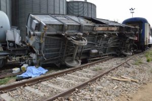 İla&ccedil;lama yapan tren vagonu devrildi: &ouml;l&uuml;, 3 yaralı