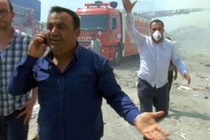 Yangını bırakıp, gazetecilere saldırdılar