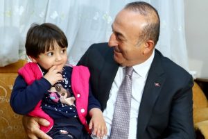 &Ccedil;avuşoğlu'ndan k&uuml;&ccedil;&uuml;k &Ouml;zge'ye ziyaret