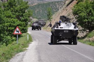 Askerleri taşıyan zırhlı ara&ccedil; devrildi: 11 asker yaralı