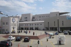 Telefonunu d&uuml;ş&uuml;rd&uuml;ğ&uuml; klozete kolu sıkıştı