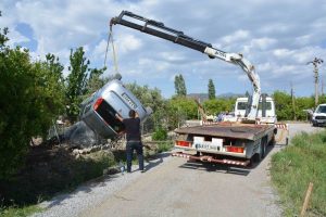 Takla atan otomobilin s&uuml;r&uuml;c&uuml;s&uuml; yaralandı