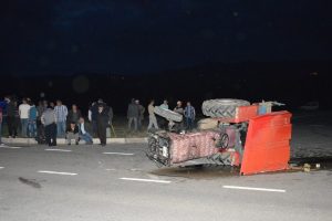 Otomobille trakt&ouml;r &ccedil;arpıştı: 2 yaralı