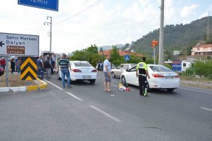 Otomobil elektrikli bisiklete &ccedil;arptı: 2 yaralı
