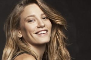 Takip&ccedil;isi istedi Serenay Sarıkaya &ccedil;ağrı yaptı