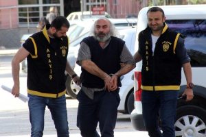 B&uuml;y&uuml; bozma bahanesiyle &ouml;ğretmenle evlendi, ablasıyla sevgili oldu