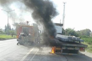 Seyir halindeki tırın lastiği yandı