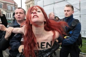 Femen'den Le Pen protestosu