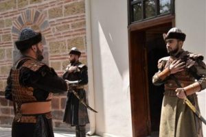 Ertuğrul Gazi T&uuml;rbesi'nde "saygı n&ouml;beti"