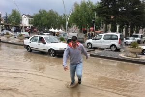 Sağanak yağış caddeleri g&ouml;le &ccedil;evirdi