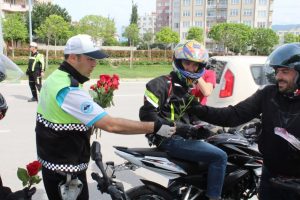 Bursa'da trafik polisleri s&uuml;r&uuml;c&uuml;lere g&uuml;l dağıttı