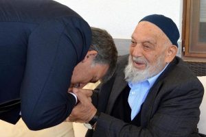 G&uuml;l'&uuml;n babasının cenazesine &ccedil;elenk istenmiyor