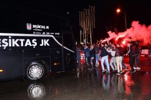 Beşiktaşlı taraftarlar takımı karşıladı