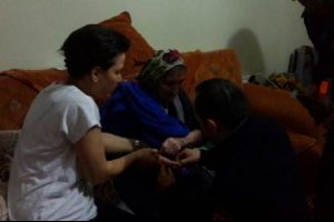 Yaşlı kadının parmağına sıkışan y&uuml;z&uuml;ğ&uuml; itfaiye &ccedil;ıkardı