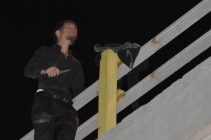&Ccedil;ocuğunu g&ouml;remeyince bı&ccedil;akla k&ouml;pr&uuml;ye &ccedil;ıktı