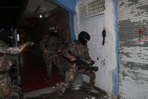 Uyuşturucu tacirlerine ko&ccedil;başlı darbe