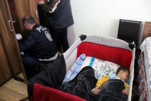 Baskın yapan polisten &ccedil;ocuk hassasiyeti