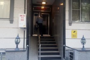 Yastıklı hırsız apartmandan 12 &ccedil;ift ayakkabı &ccedil;aldı